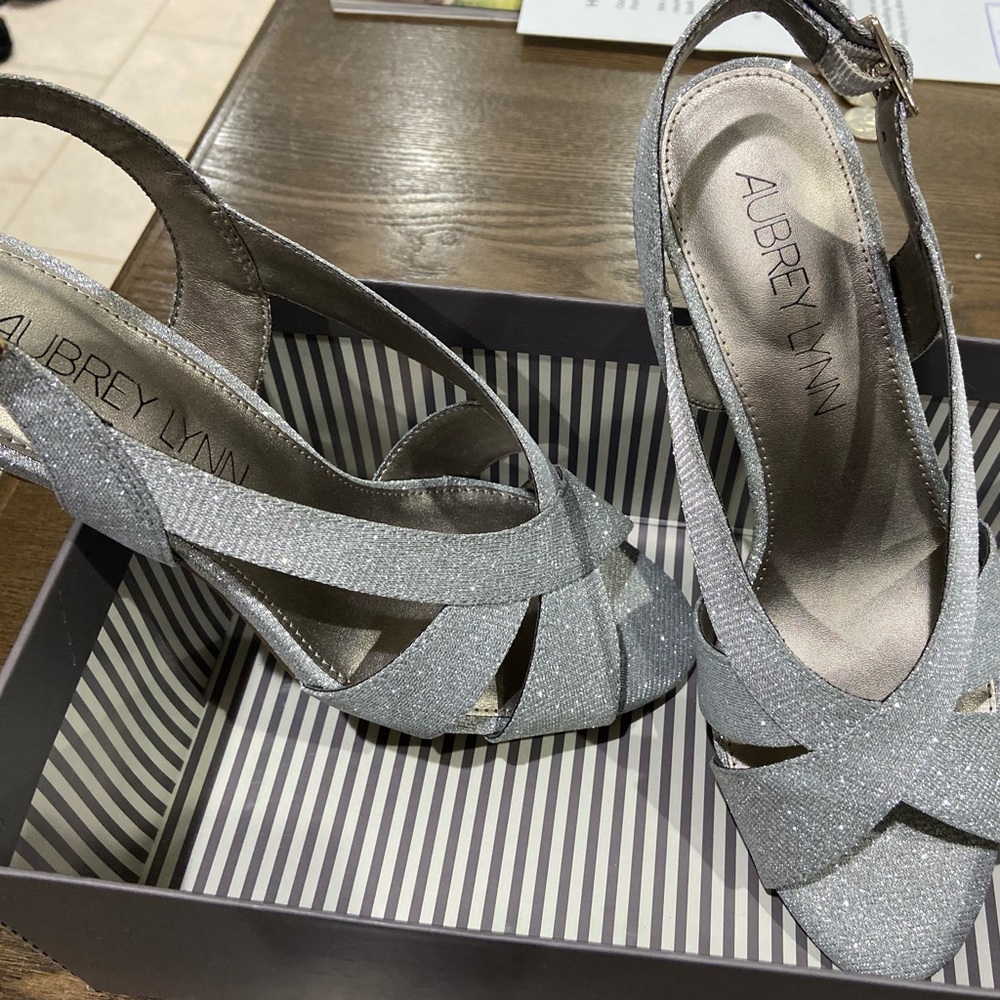 Aubrey Lynn celice women’s silver heels 8M